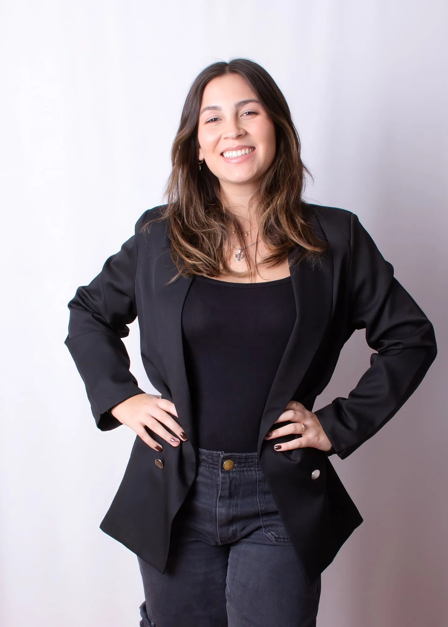 Retrato profesional de Lucía Cantarutti, sonriendo, fondo neutro